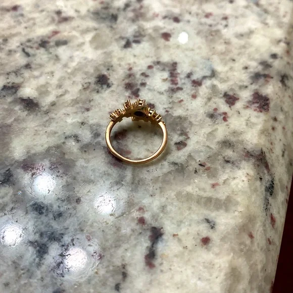 Stunning engagement ring / wedding ring, sure to impress.